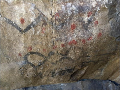 Sheepy Ridge Rock Writings. Photo.